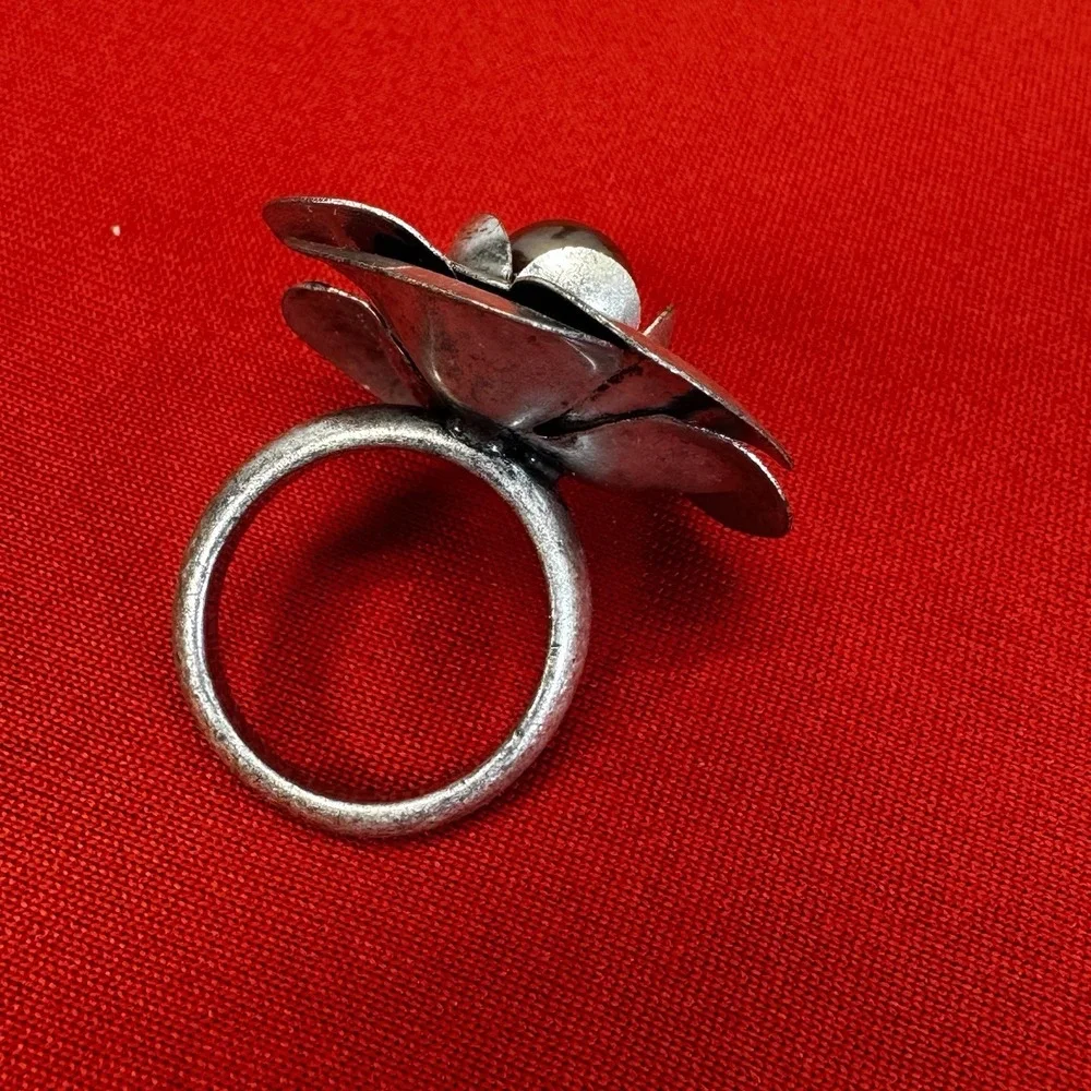 Silver Flower Ring With Faux Black‎ Pearl Center Size 6ish